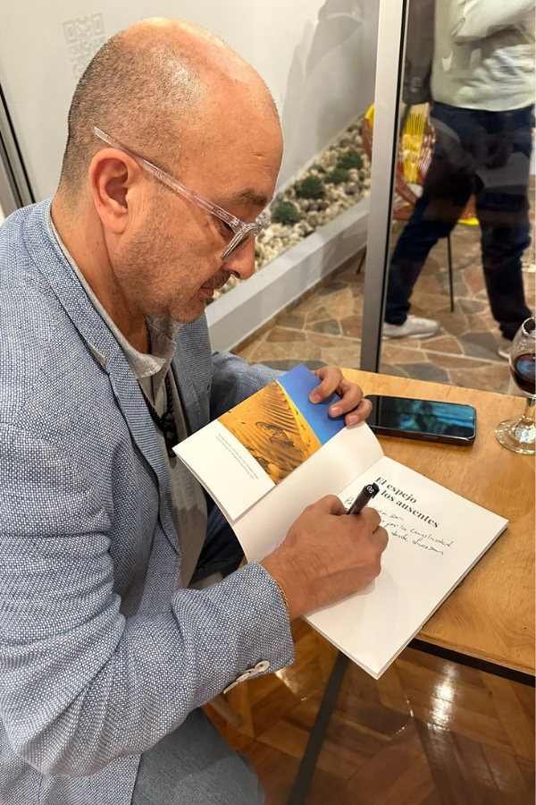 Germán Ortegón Pérez, profesor del Departamento de Comunicación, lanzó su libro “El espejo de los ausentes”. #Profesores FCyL